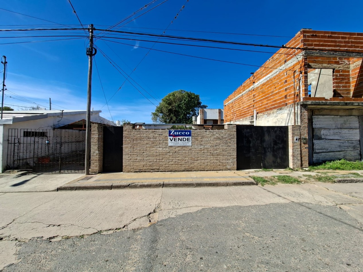 Venta - Casa en zona centrica - Coronda - Ref. No 606