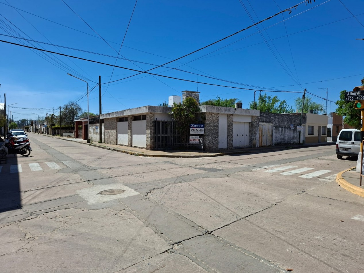 Ref. No 1320- CASA EN VENTA EN PLENO CENTRO DE LA CIUDAD.