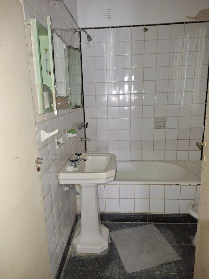 Ref. No 1326. CASA EN VENTA PLENO CENTRO DE LA CIUDAD.