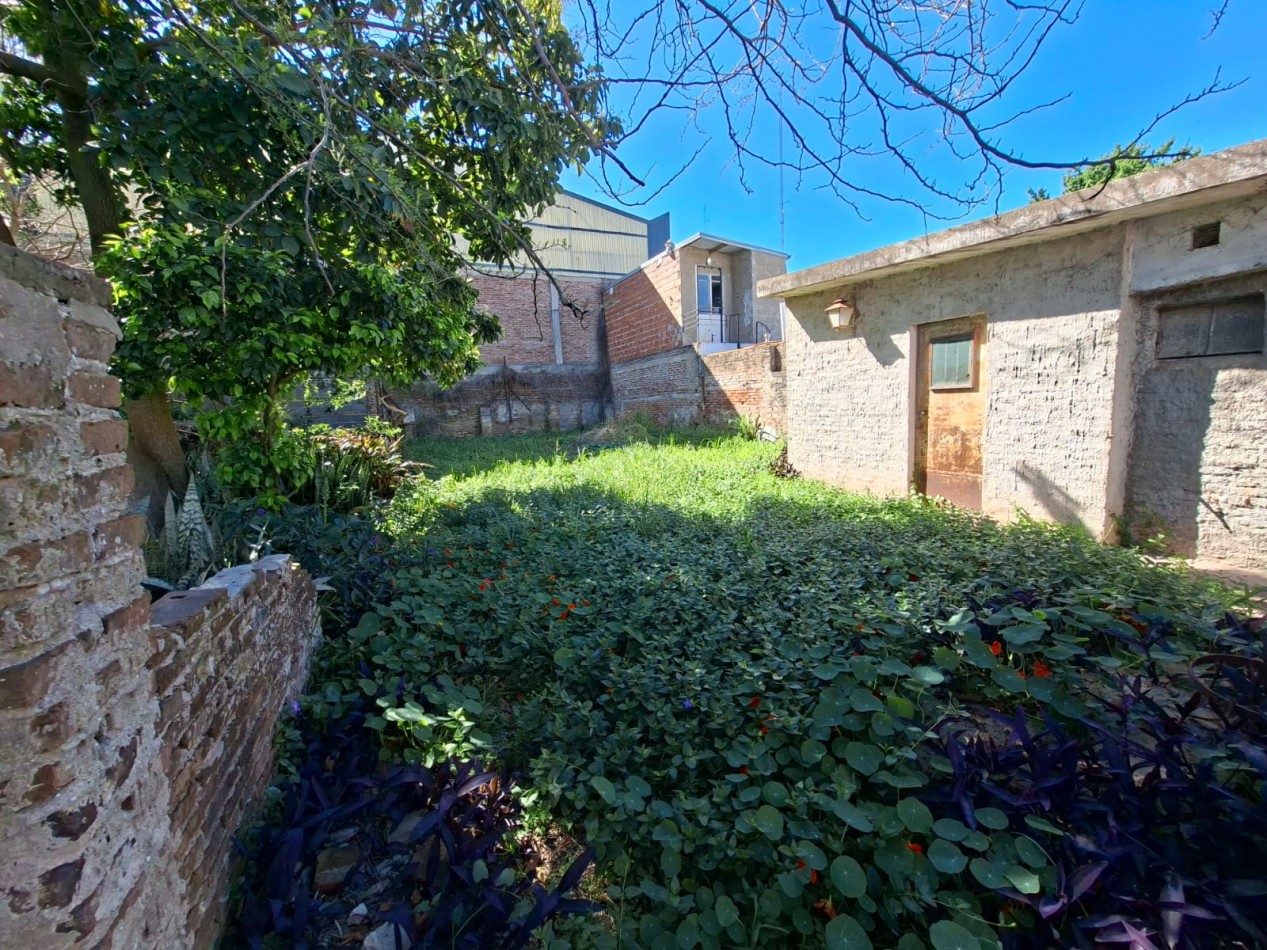 Ref. No 1326. CASA EN VENTA PLENO CENTRO DE LA CIUDAD.