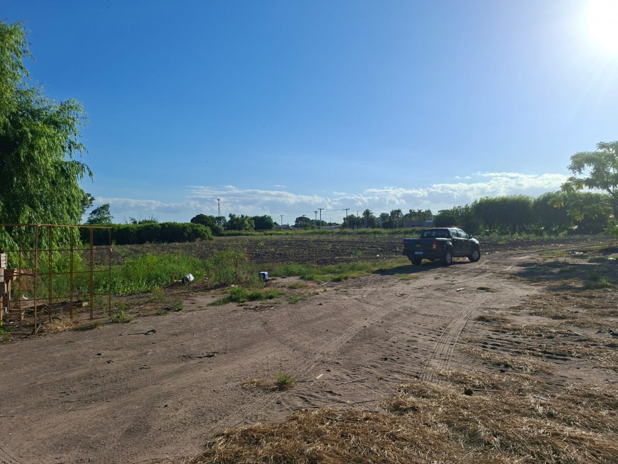 Ref. 1352 - Venta de lote 5,7 ha. con casa - Zona urbana Coronda.