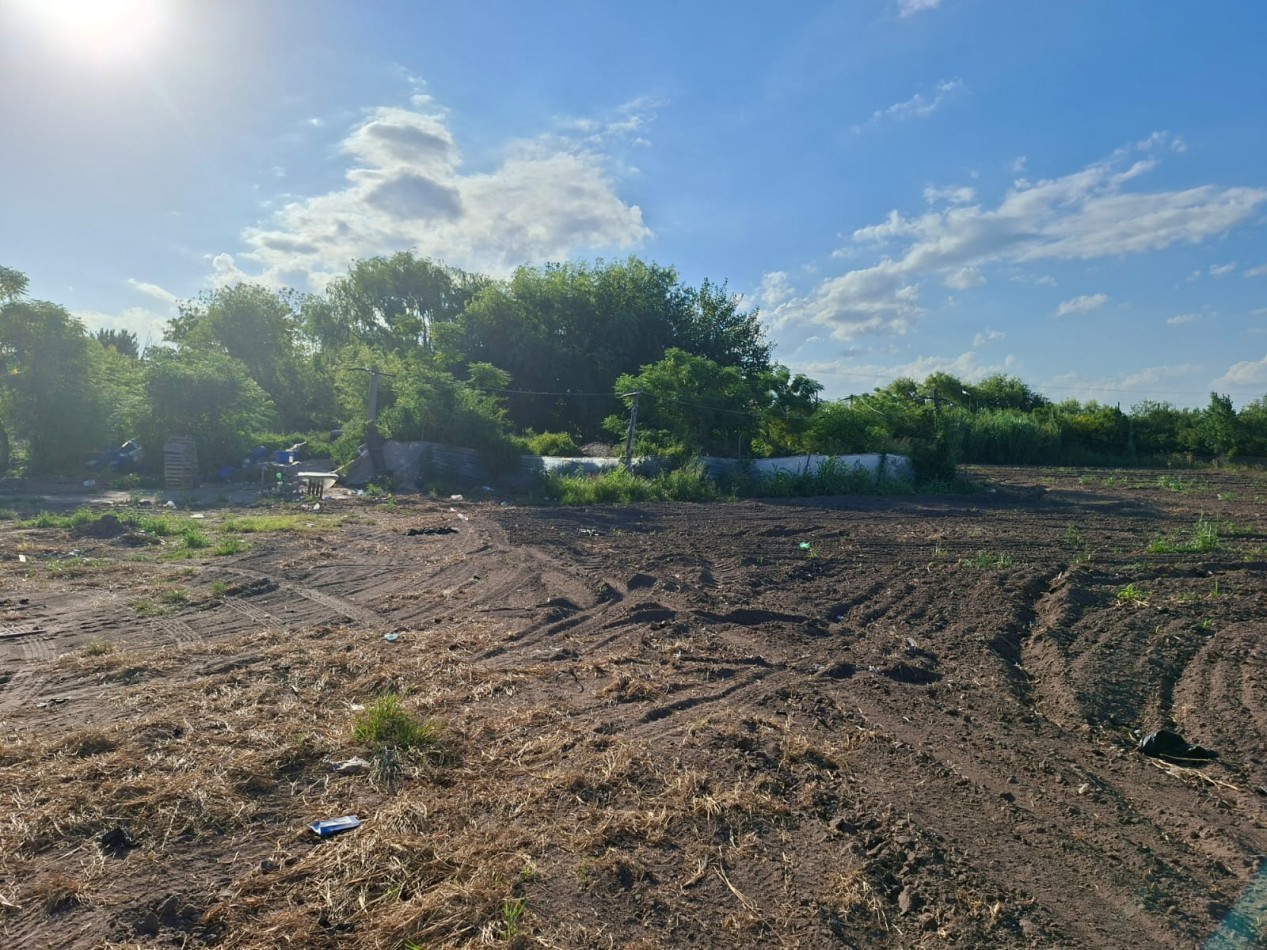 Ref. 1352 - Venta de lote 5,7 ha. con casa - Zona urbana Coronda.
