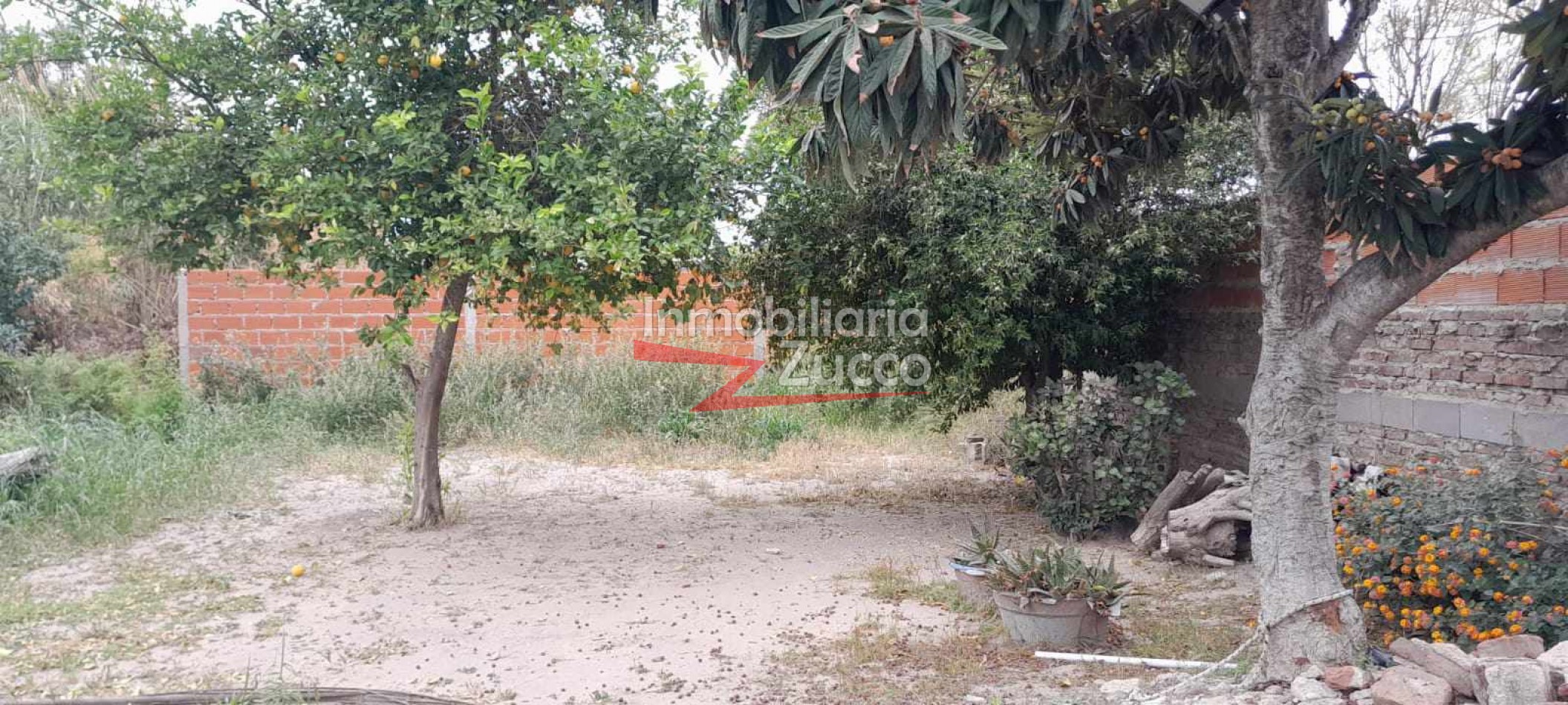 VENTA: CASA CENTRICA CON LOTE DE 1.000 M2 EN CORONDA - Ref. 1092