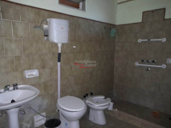 VENTA: CASA + OFICINAS + GALPONES EN CORONDA - Ref. 981